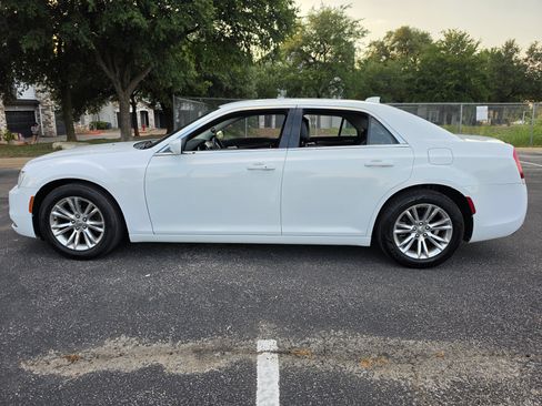 Used 2017 Chrysler 300 Limited RWD image 4