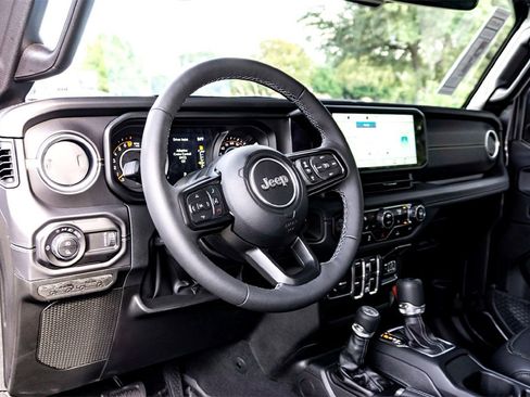 Used 2025 Jeep Gladiator Sport image 15