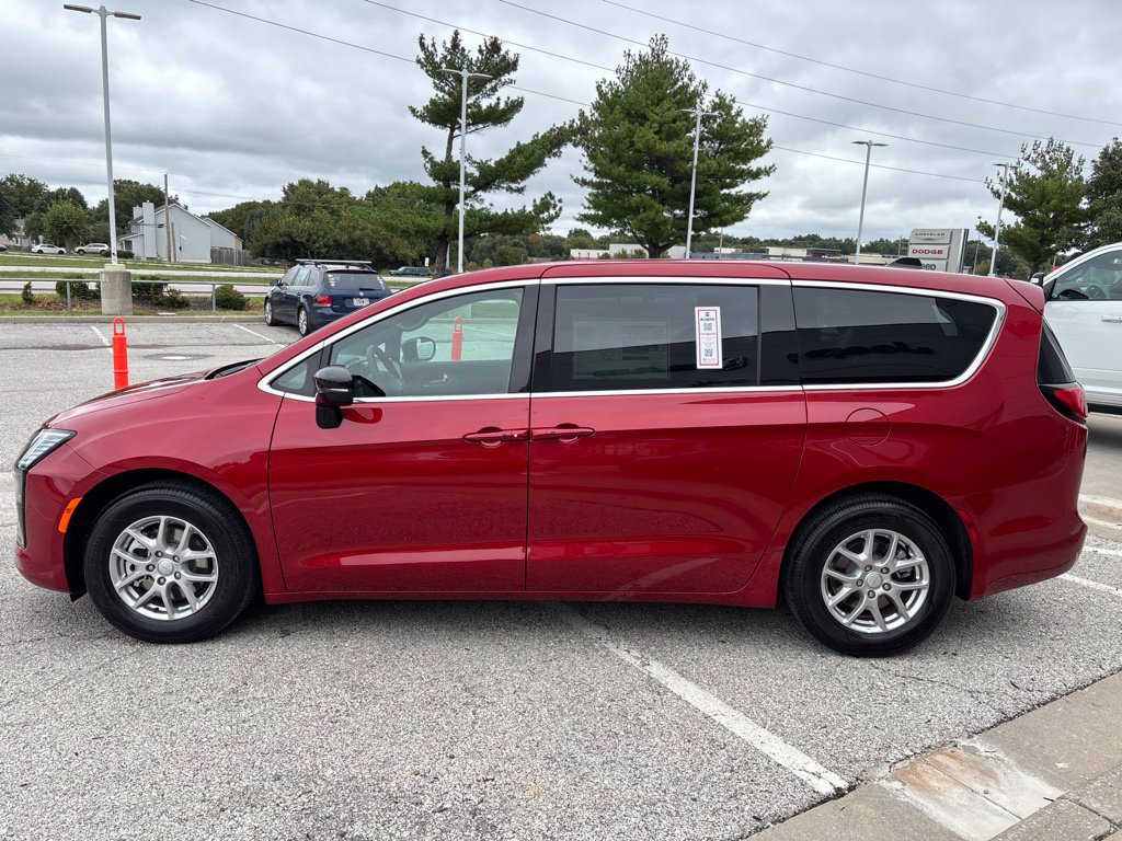 New 2027 Chrysler Pacifica Select FWD image 9
