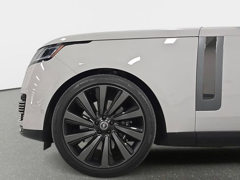 Used 2025 Land Rover Range Rover SV AWD/4WD image 10