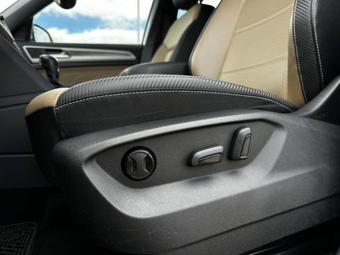 Used 2022 Volkswagen Atlas Cross Sport SE FWD image 8