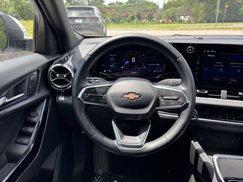 Used 2025 Chevrolet Equinox LT FWD image 29
