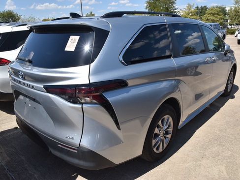 Used 2025 Toyota Sienna XLE FWD image 5