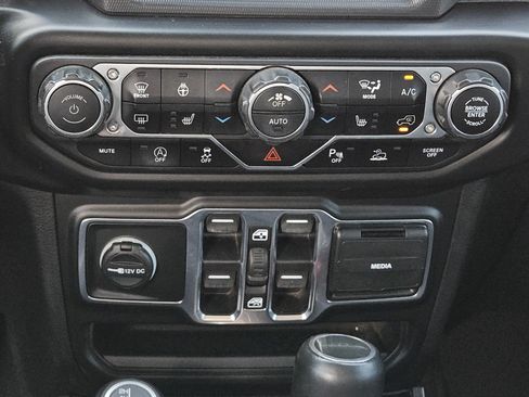 Used 2020 Jeep Gladiator Overland AWD/4WD image 14