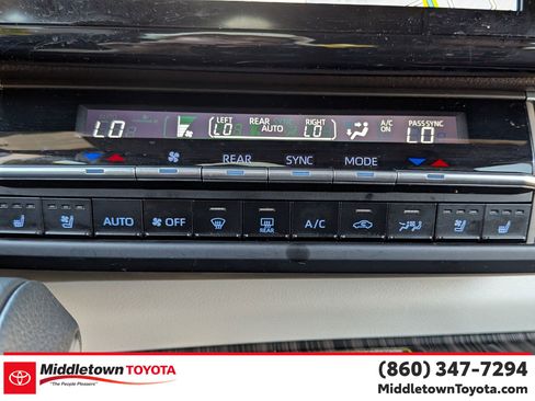 Used 2023 Toyota Sienna Platinum image 26