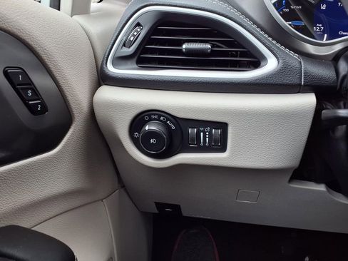Used 2024 Chrysler Pacifica Limited FWD image 17