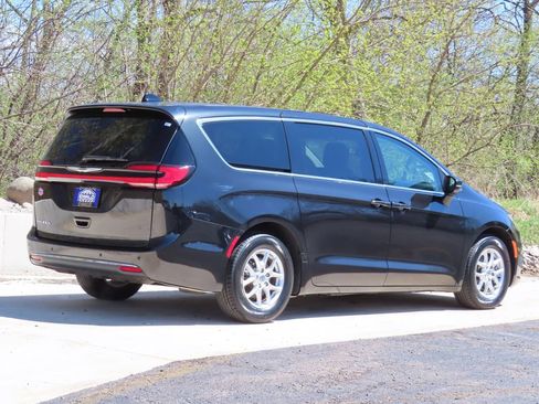 Used 2023 Chrysler Pacifica Touring-L image 3