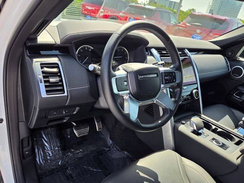 Used 2023 Land Rover Discovery Metropolitan Edition AWD/4WD image 24
