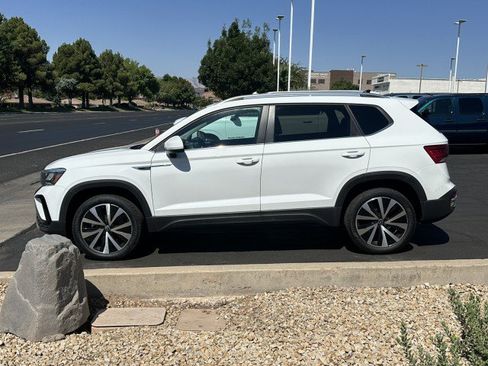 Used 2024 Volkswagen Taos SE FWD image 6
