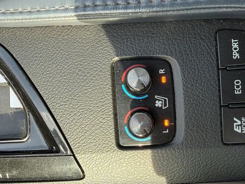 Used 2015 Toyota Avalon Limited FWD image 19