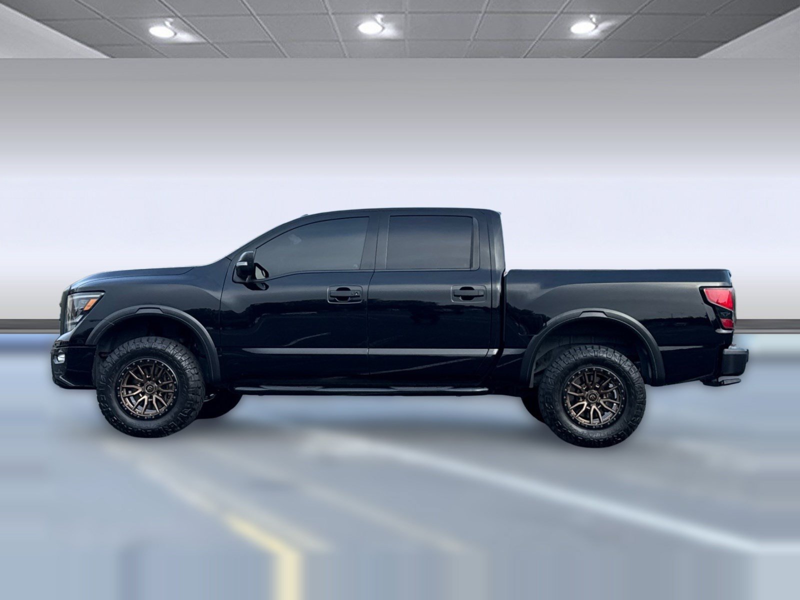 Used 2021 Nissan Titan PRO-4X w/ Pro-4x Convenience Package AWD/4WD image 2