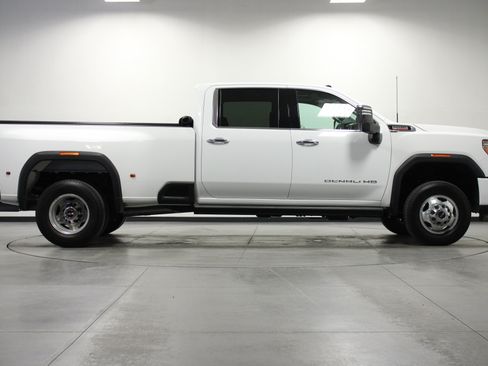 Used 2023 GMC Sierra 3500 Denali w/ Denali Ultimate Package AWD/4WD image 3