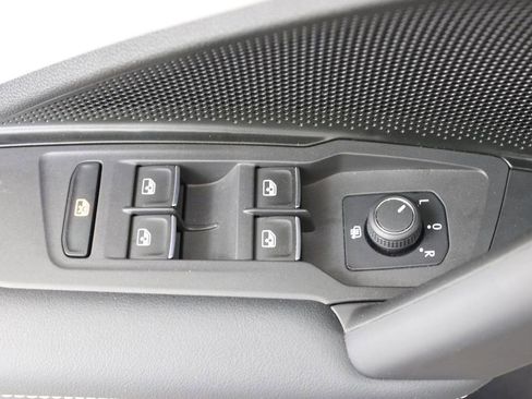 Used 2025 Volkswagen Tiguan SE image 17