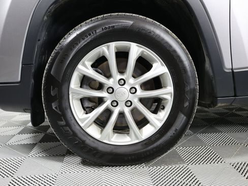 Used 2019 Jeep Cherokee Latitude w/ Cold Weather Group AWD/4WD image 9