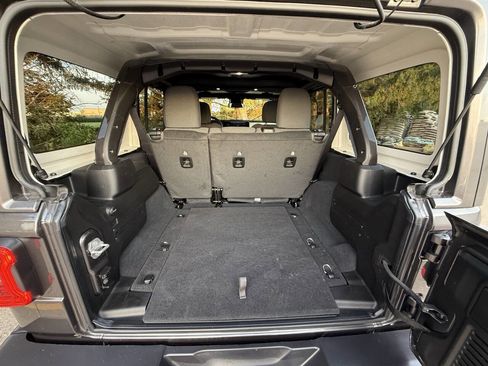 Used 2025 Jeep Wrangler Unlimited Sahara image 21