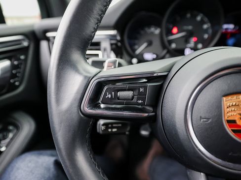 Certified 2022 Porsche Macan image 17