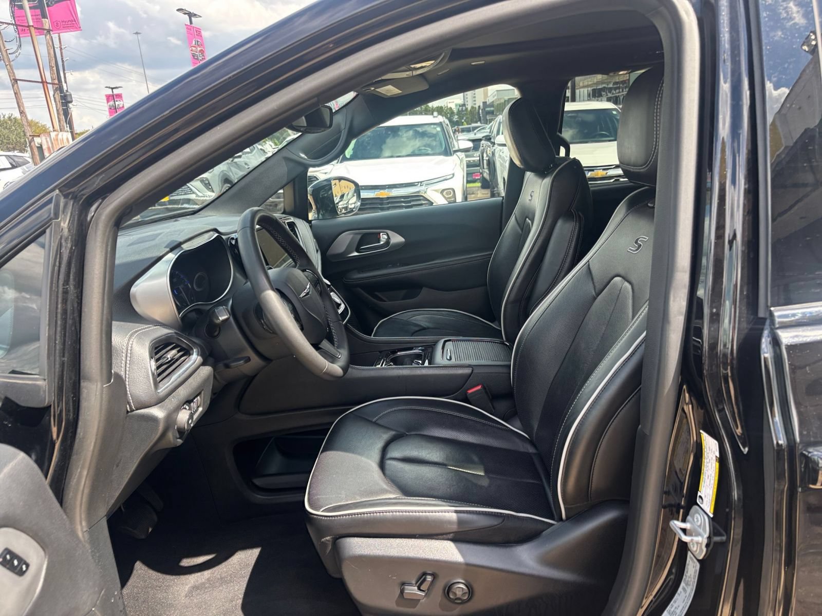 Used 2025 Chrysler Pacifica Limited FWD image 29