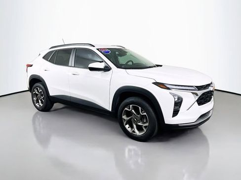 Used 2025 Chevrolet Trax LT w/ LT Convenience Package image 24