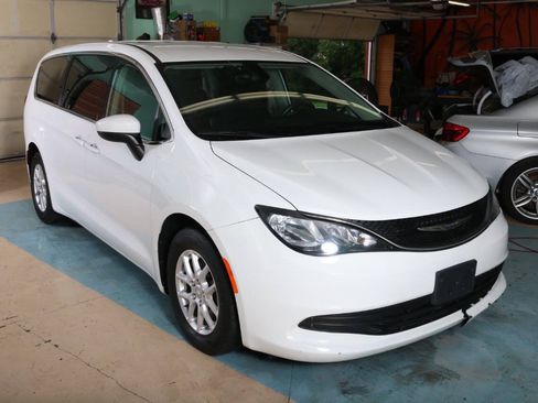 Used 2017 Chrysler Pacifica LX FWD image 4