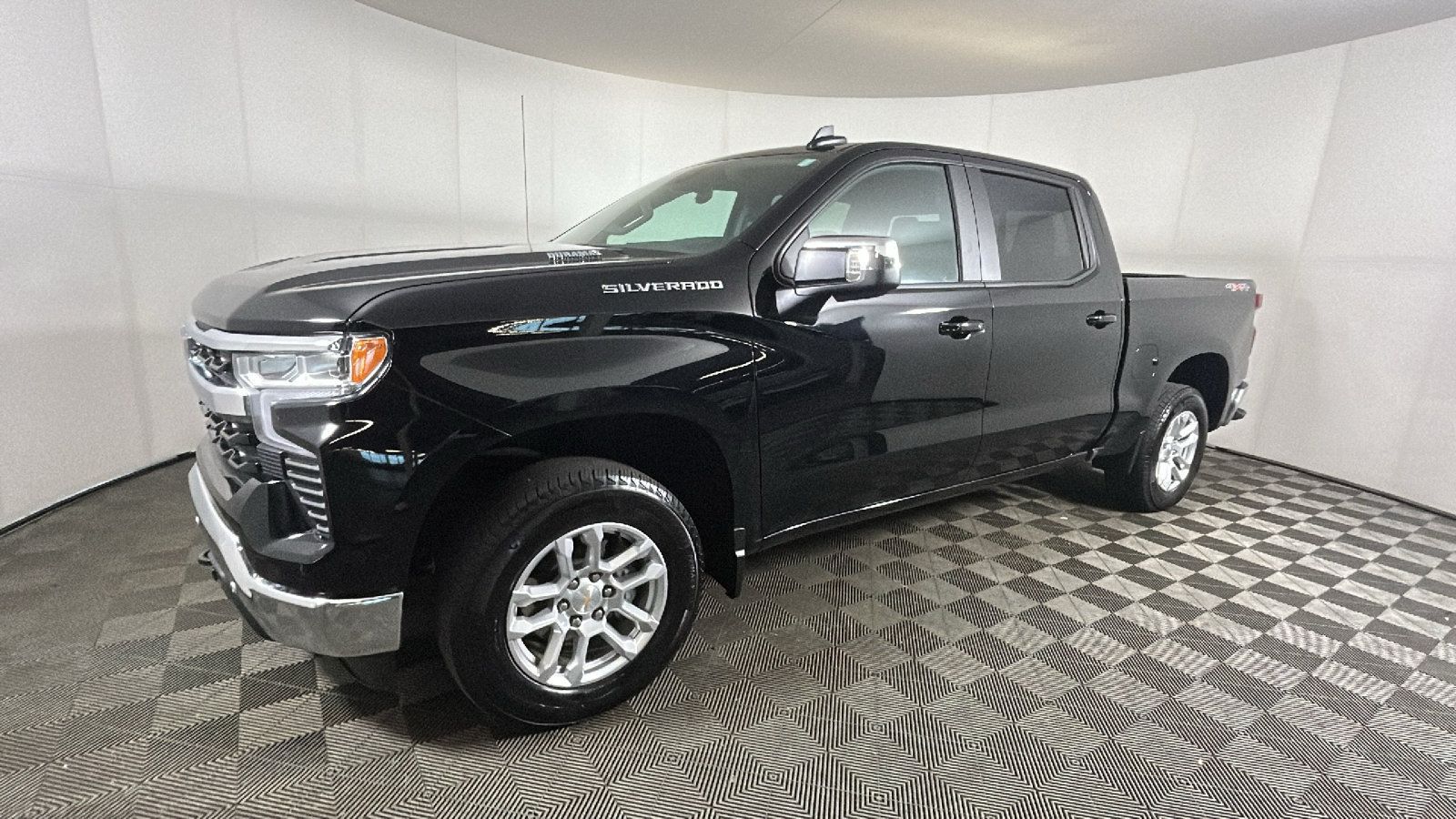 Used 2025 Chevrolet Silverado 1500 LT w/ Safety Package AWD/4WD image 8