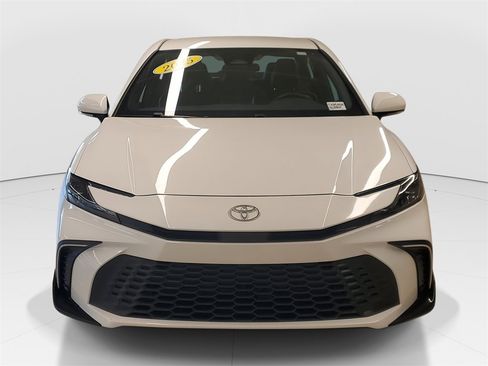 Used 2025 Toyota Camry SE image 2
