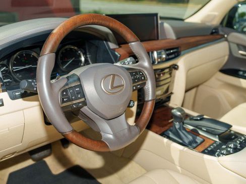 Used 2018 Lexus LX 570 4WD image 12