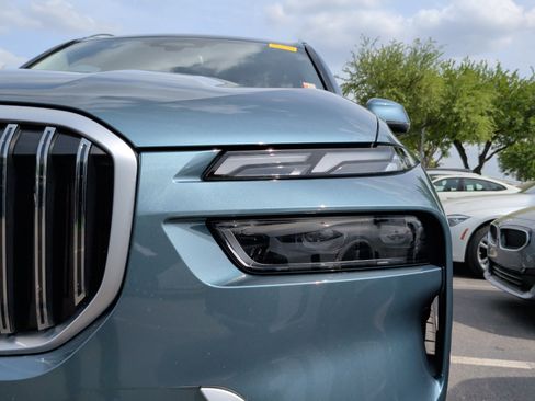 Used 2024 BMW X7 xDrive40i image 3