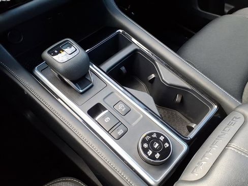 Used 2025 Nissan Pathfinder SV image 24