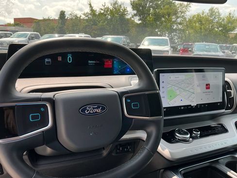 Used 2025 Ford Expedition Active RWD image 31