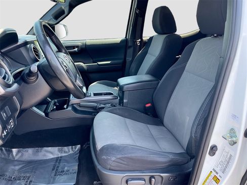 Used 2020 Toyota Tacoma TRD Sport image 19