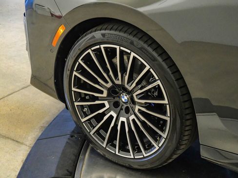 Certified 2025 BMW i7 eDrive50 w/ M Sport Package RWD image 9