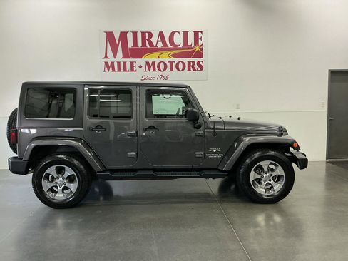 Used 2017 Jeep Wrangler Unlimited Sahara w/ Connectivity Group AWD/4WD image 6