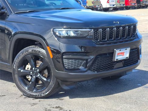 Certified 2024 Jeep Grand Cherokee Altitude AWD/4WD image 2