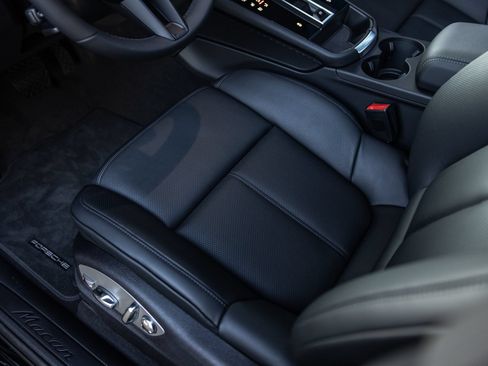 Certified 2026 Porsche Macan AWD/4WD image 42