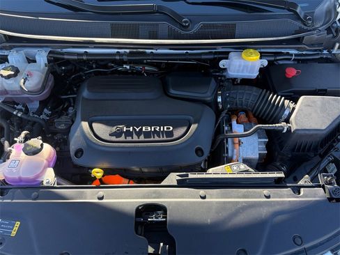 Used 2023 Chrysler Pacifica Limited w/ Uconnect Theater Family Group image 23