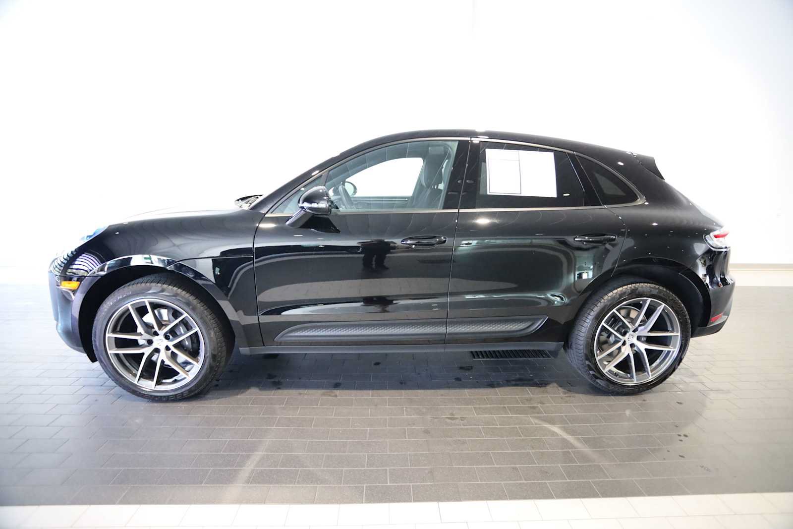 Used 2025 Porsche Macan AWD/4WD image 2