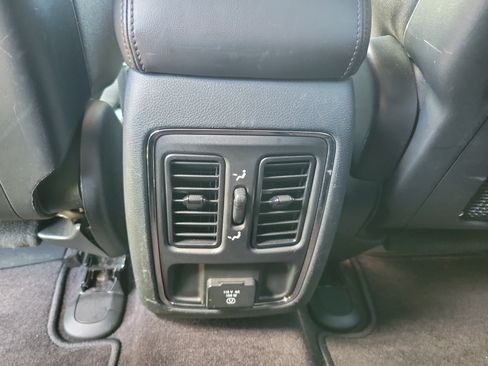 Used 2018 Jeep Grand Cherokee Laredo AWD/4WD image 11