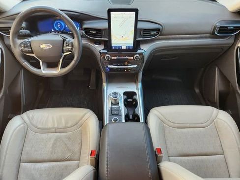 Used 2023 Ford Explorer Platinum w/ Premium Technology Package image 29