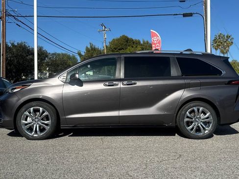 Certified 2023 Toyota Sienna Platinum image 6