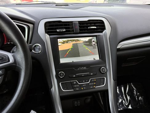 Used 2019 Ford Fusion SE FWD image 32