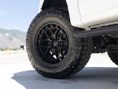 Used 2023 Ford F150 Platinum w/ FX4 Off-Road Package AWD/4WD image 11