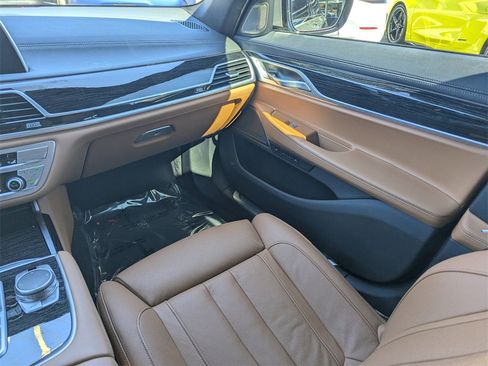 Used 2022 BMW 740i w/ M Sport Package image 8