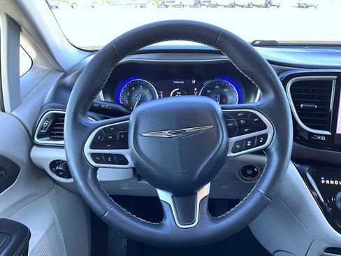 Used 2022 Chrysler Pacifica Touring-L FWD image 11