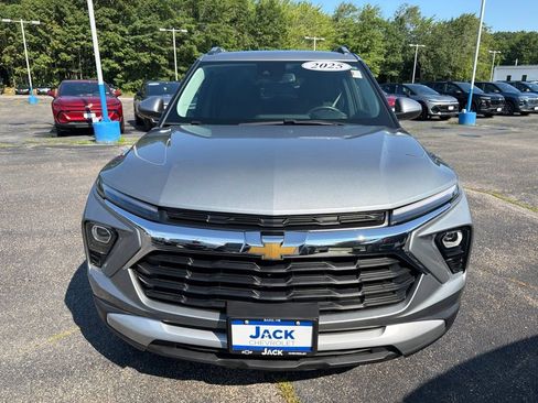 Used 2025 Chevrolet TrailBlazer LT w/ Convenience Package AWD/4WD image 2