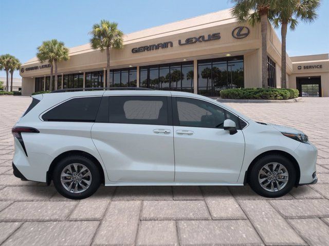 Used 2025 Toyota Sienna XLE w/ XLE Plus Package FWD image 3