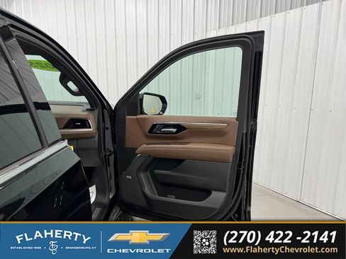 Used 2025 Chevrolet Suburban High Country AWD/4WD image 14