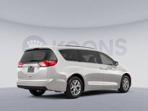 Used 2019 Chrysler Pacifica Touring-L Plus w/ Advanced Safetytec Group image 4