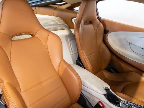 Used 2020 McLaren GT RWD image 32