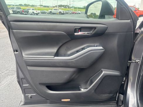 Used 2022 Toyota Highlander XLE FWD image 6