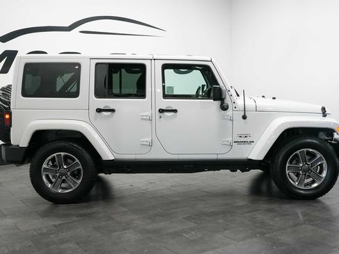 Used 2017 Jeep Wrangler Unlimited Sahara w/ Connectivity Group AWD/4WD image 8